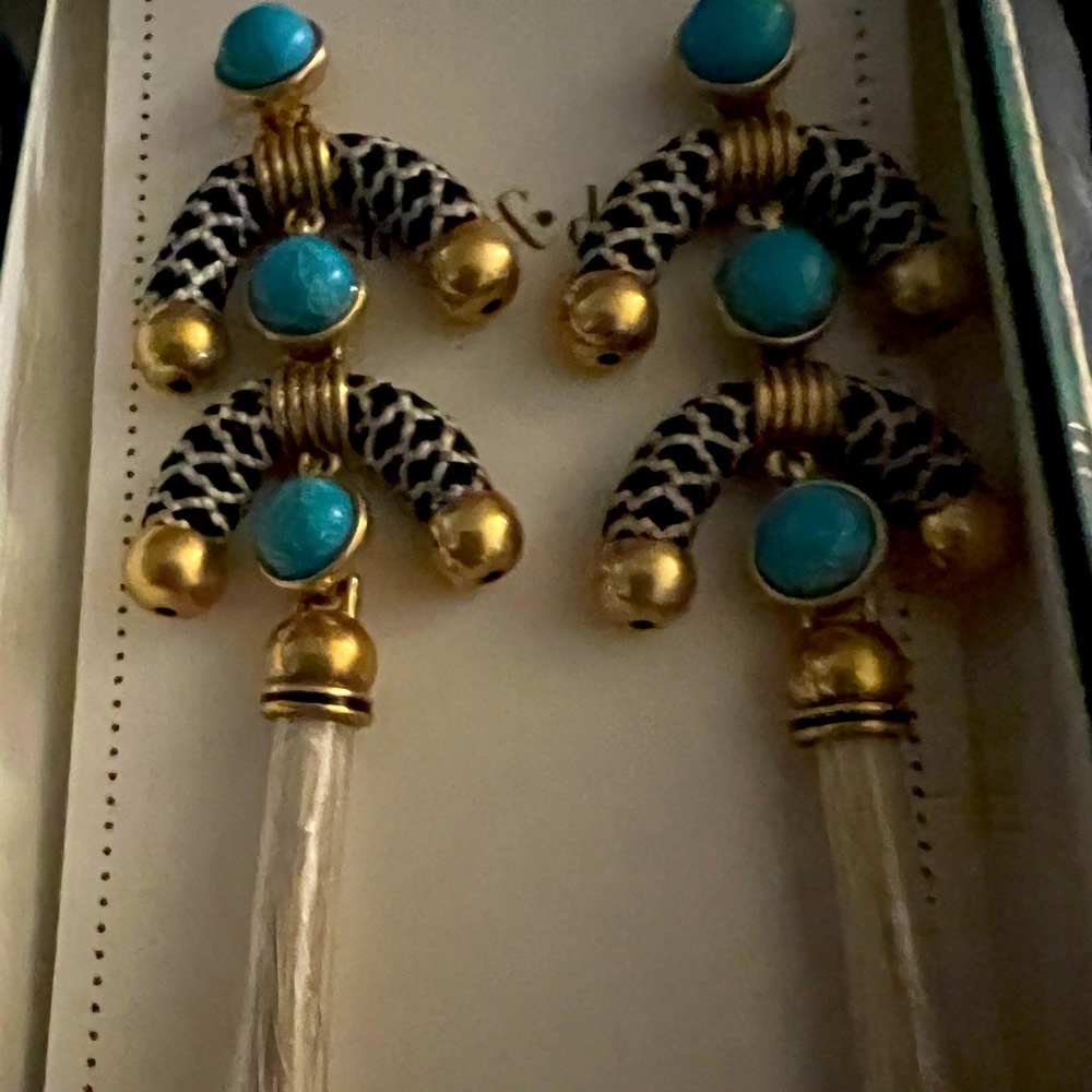 Adorable classic vintage look earrings Stella and Dot